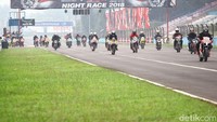Yayan Bayanudin, salah satu peserta Bikers Parade ini memberi testimoninya setelah menjajal Sirkuit Sentul. Ia mengaku senang bisa memiliki kesempatan mencoba sirkuit yang berlokasi di Bogor ini.  Foto: Grandyos Zafna