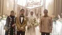 Menpora Imam Nahrawi bilang Hulaefi dan Lindswell telah resmi menjadi suamii istri saat mengantarkan undangan ke kediamannya. (Mercy Raya/detikSport)