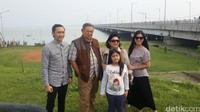 Susilo Bambang Yudhoyono saat bersama keluarga dan cucunya. Elza Astari Retaduari/detikcom.