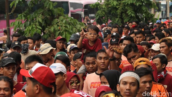 Ribuan Jakmania Mulai Datangi GBK