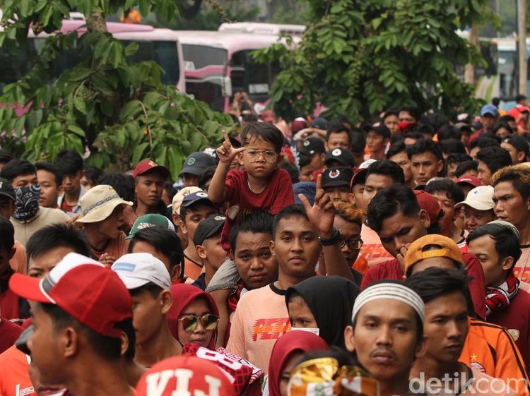 Ribuan Jakmania Mulai Datangi GBK