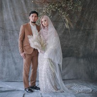 Atlet wushu Lindswell Kwok baru saja menggelar pernikahannya bersama Achmad Hulaefi beberapa waktu lalu. Merayakan pernikahannya, Lindswell dan Hulaefi melakukan foto pasca menikah dengan konsep sederhana, namun manis dibalut gaun pengantin putih yang syari. Hiasan hanging garden dari bunga kering sebagai latar pun membuat foto ini terasa modern namun romantis. Foto: Dok. Diera Bachir