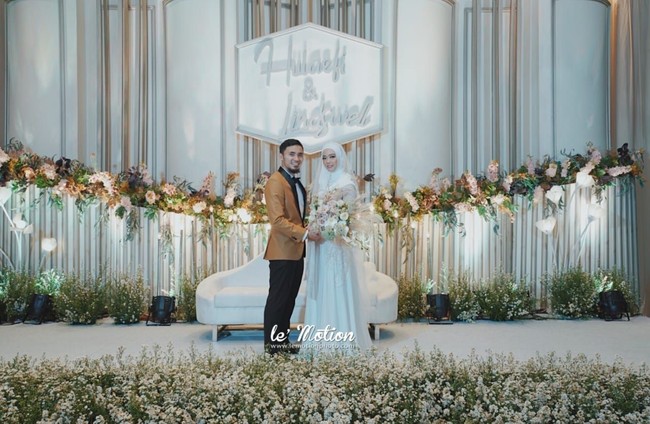 Ballroom Ayana Midplaza didominasi palet putih dengan hiasan bunga bernuansa pastel. Menurut Ellien Tirtana, pemilik White Pearl Decoration yang mendekorasi pelaminan, Lindswell Kwok sendiri yang memilih konsep minimalis tersebut. Foto: lemotionphoto for detikSport