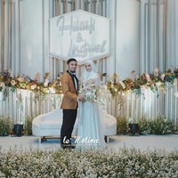 Ballroom Ayana Midplaza didominasi palet putih dengan hiasan bunga bernuansa pastel. Menurut Ellien Tirtana, pemilik White Pearl Decoration yang mendekorasi pelaminan, Lindswell Kwok sendiri yang memilih konsep minimalis tersebut. Foto: lemotionphoto for detikSport