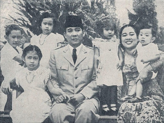 Sebagai pemimpin bangsa, presiden juga memiliki waktu berkualitas bersama keluarga. Berikut foto-foto kebersamaan presiden Indonesia bersama keluarga sejak Soekarno hingga Jokowi.