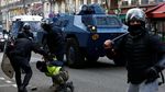 Foto: Polisi Bentrok dengan Demonstran Rompi Kuning di Paris