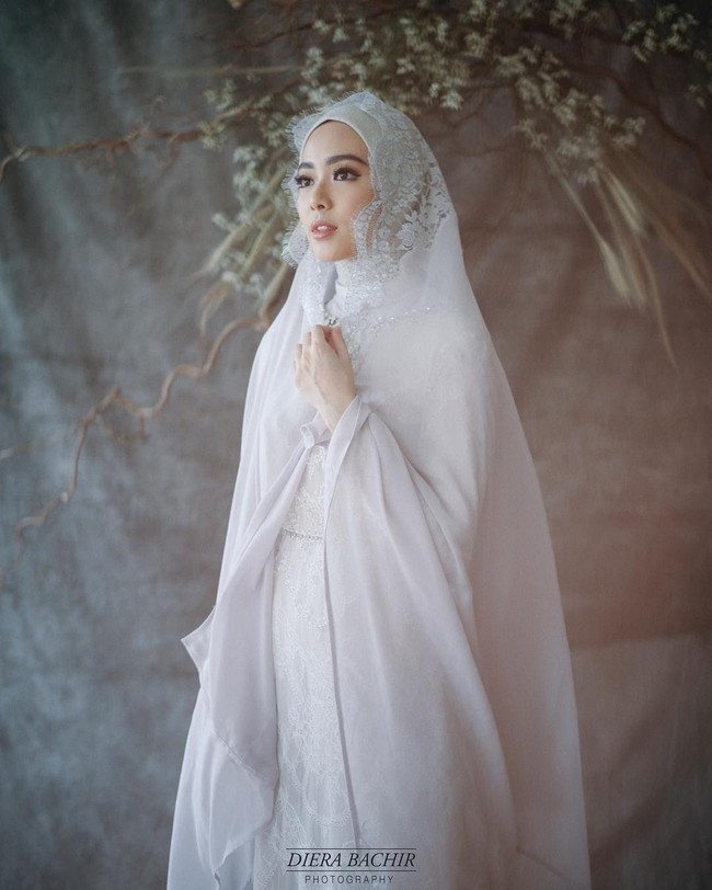 Lindswell Kwok, atlet yang dijuluki sebagai ratu wushu Indonesia menjadi mualaf dan berhijab. Tak hanya itu, ia pun dikabarkan telah resmi dipersunting Achmad Hulaefi, rekan sesama atlet wushu. Foto: Dok. Diera Bachir