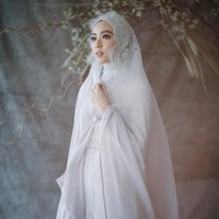 Lindswell Kwok, atlet yang dijuluki sebagai ratu wushu Indonesia menjadi mualaf dan berhijab. Tak hanya itu, ia pun dikabarkan telah resmi dipersunting Achmad Hulaefi, rekan sesama atlet wushu. Foto: Dok. Diera Bachir