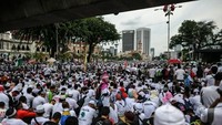 Massa ramai-ramai mengenakan baju serbaputih. Aksi dilaporkan berjalan dengan aman dan damai (Foto: AFP)