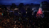 Sebuah pandangan menunjukkan Place de la Republique saat para pengunjuk rasa yang mengenakan rompi kuning berkumpul selama hari protes nasional oleh gerakan rompi kuning di Paris. (Foto: Reuters)