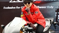 Ia juga terlihat menunggangi motor seharga Rp 7 miliar tersebut.