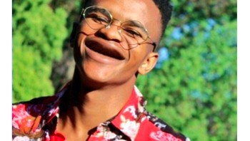 Fans Chelsea digambarkan tersenyum lebar. Apakah ini Manchester City kalian? Kami adalah Chelsea dan ini adalah Stamford Bridge Foto: Twitter