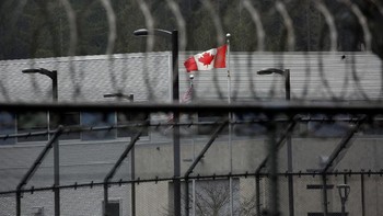 Tampak pagar berduri mengelilingi penjara ini. Foto: Reuters