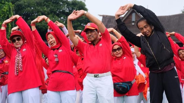 Jokowi senam tera di Kebun Raya Bogor.