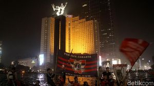 Rayakan Kemenangan, The Jakmania Nyebur ke Kolam Bundaran HI