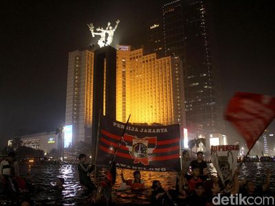 Rayakan Kemenangan, The Jakmania Nyebur ke Kolam Bundaran HI