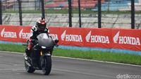 Influencer sekaligus pencinta otomotif, Abdul Satar juga menjajal RC213V-S. Ia mengaku ketagihan dengan performa motor RC213V-S di sirkuit balap. Foto: Grandyos Zafna
