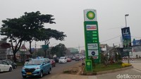 3. Berbeda dengan SPBU lain, SPBU BP memberikan pelayanan tambahan yaitu, konsumen sambil mengisi bensin akan dibersihkan kaca mobilnya. Foto: Saifan Zaking