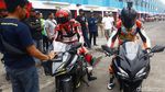 Si Entong dan Pebalap Honda Ngebut Pakai Motor Marquez