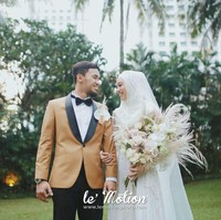 Sementara sang mempelai pria, Achmad Hulaefi, terlihat mengenakan setelan jas berwarna cokelat dan celana hitam serta dasi kupu-kupuh hitam. Hulaefi melengkapi penampilannya dengan korsase yang serasi dengan buket bunga mempelai wanitanya, Lindswell Kwok. Foto: lemotionphoto for detikSport