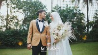 Di panggung pelaminan, Lindswell dan Hulaefi tampil berdua menyalami tamu undangan.  (lemotionphoto for detikSport)