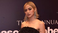 Ia hadir dengan dress hitam. Foto: (Noel/detikHOT)