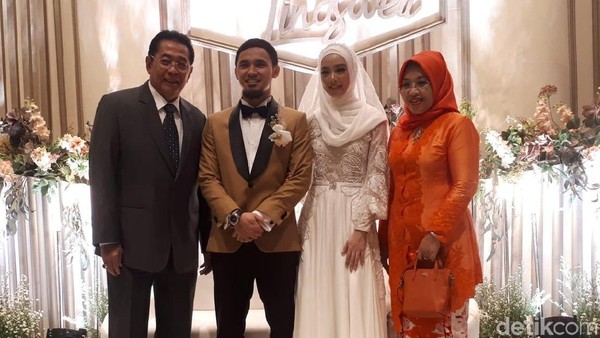 Pasangan Wushu Lindswell dan Hulaefi Naik Pelaminan Pasangan Wushu Lindswell dan Hulaefi Naik Pelaminan