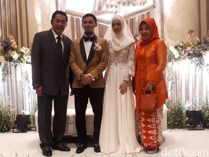 Pasangan Wushu Lindswell dan Hulaefi Naik Pelaminan