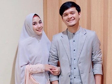 Romantisnya Anisa Rahma dengan Suami Tercinta