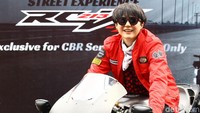 Ia juga terlihat elegan mengenakan jaket berwarna merah cerah.