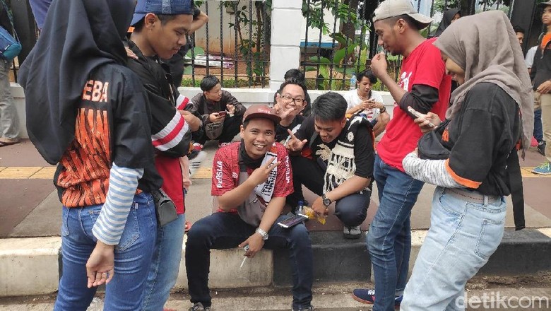 Tak Kebagian Tiket, Sebagian The Jakmania Nobar Lewat HP Tak Kebagian Tiket, Sebagian The Jakmania Nobar Lewat HP
