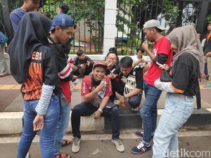Tak Kebagian Tiket, Sebagian The Jakmania Nobar Lewat HP