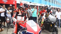 Setelah itu, ketiganya menjajal Honda RC213V-S. Foto: Grandyos Zafna
