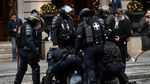 Foto: Polisi Bentrok dengan Demonstran Rompi Kuning di Paris