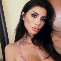 Inilah penampilan seksinya di Instagram. Wanita keturunan Irak itu tak segan menunjukkan banyak kulitnya kepada 592 ribu followersnya.  Foto: dok. Instagram (Morgan Osman)