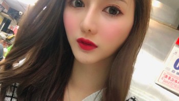 Dia bekerja sebagai model di mana wajahnya tampil di berbagai promosi. Foto: Facebook
