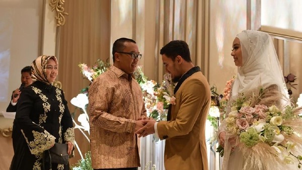 Hulaefi dan Lindswell Menikah, Ini Harapan Menpora Imam Nahrawi Hulaefi dan Lindswell Menikah, Ini Harapan Menpora Imam Nahrawi