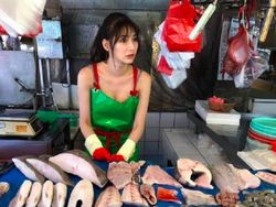 Potret Liu, Model Menawan yang Suka Jual Ikan di Pasar