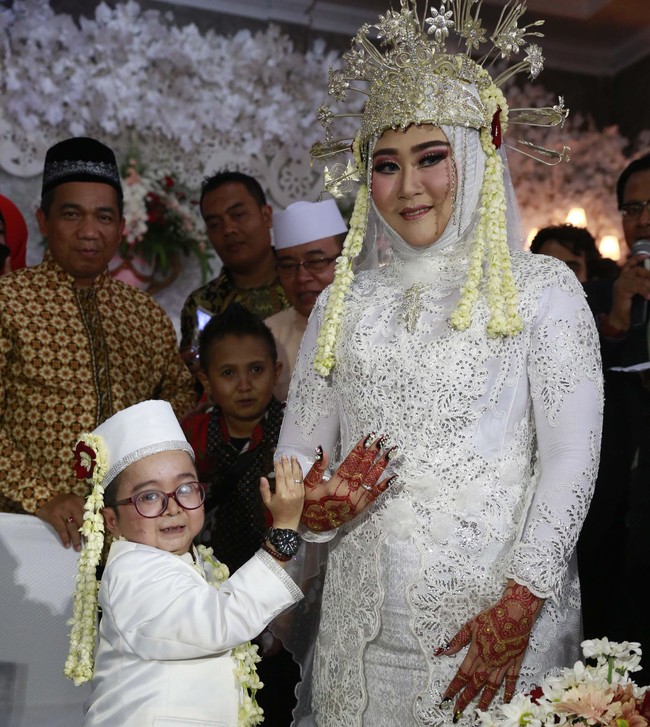 Daus Mini juga terlihat mengusung adat Betawi untuk pernikahan ketiganya dengan Selviana Hana Wijaya. Dalam foto Daus dan Selvi tampil kompak mengenakan busana pernikahan adat Betawi berwarna merah. Foto: Trans7 Official