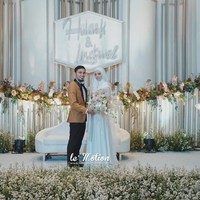 Gaun pengantin yang dikenakan Lindswell Kwok itu merupakan karya Rika Wirtjes, desainer yang populer dengan rancangan gaun pengantinnya. Dalam akun Instagramnya, Rika pun mengunggah Insta Story momen ketika Lindswell memakai gaunnya tersebut menjelang pesta pernikahan yang digelar di Hotel Ayana Midplaza, Minggu (9/12/2018) malam dimulai. Foto: lemotionphoto for detikSport