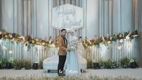 Dua atlet wushu, Lindswell dan Hulaefi, menggelar respsi pernikahan malam ini. Mereka tampil serasi.  (lemotionphoto for detikSport)