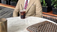 Faisal Nasimuddin adalah pria asli berdarah Malaysia. Dikenal sebagai pengusaha sukses, tak ayal gayanya selalu modis. Termasuk ketika sedang menikmati es kopi ini. Foto: instagram @faisalnasimuddin