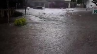 BPBD beserta dinas terkait dibantu warga berjibaku mengatasi dampak banjir yang terjadi akibat guyuran hujan deras melanda Kota Malang sekitar satu jam lamannya. Istimewa.