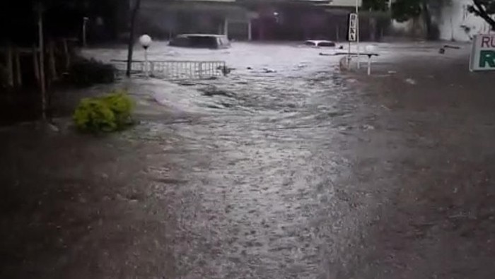 Banjir melanda wilayah Kota Malang pasca diguyur hujan deras. Dampaknya, mulai dari mobil hanyut terseret air sampai pengendara motor terjatuh akibat terseret air.