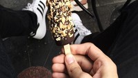  Nongkrong di waktu luang, aktor berusia 25 tahun ini memilih camilan pisang berlapis cokelat dan kacang yang manis gurih. Foto: Instagram @refalhady