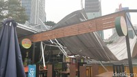 Hujan sempat mengguyur kawasan Jakarta Selatan disertai angin kencang. Akibatnya, atap Rasuna Garden food court di Kuningan beterbangan dihempaskan angin kencang. 