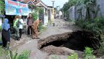 Penampakan Lubang Besar yang Menganga di Bandung