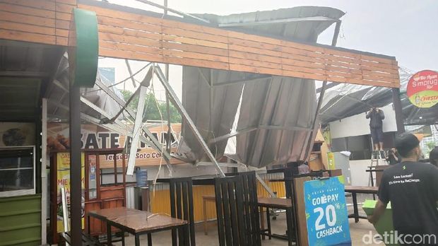 Atap Rasuna Garden di Kuningan terbang karena angin kencang