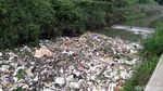 Penampakan Tumpukan Sampah di Kali Samping Unisma Bekasi