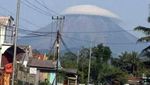 Penampakan Gunung Semeru Bertopi Awan